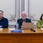 Άγγελος Παληκίδης, Κυριάκος Λυκουρίνος, Σαπφώ Αγγελούδη-Ζαρκάδα. Μεγάλη Λέσχη Καβάλας, 20.3.2025, παρουσίαση του τόμου για τους πρόσφυγες του 1922. Φωτό: Κώστας Σαραϊδάρης